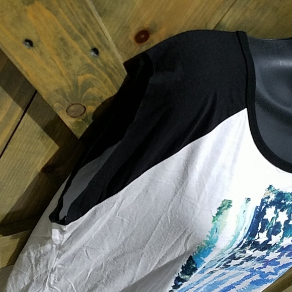 AMERICANA DESERT DREAMER CROP TOP  FLAG GRAPHIC BLACK WHITE BLUE PATRIOT - Picture 3 of 6